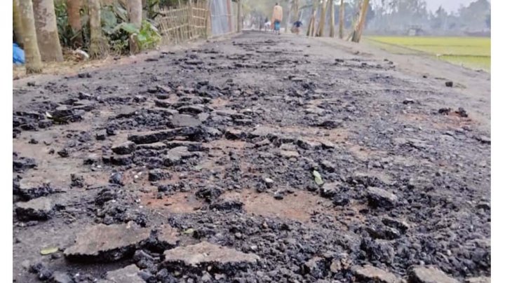 কাজ শেষ না হতেই উঠে যাচ্ছে কার্পেটিং, এলজিইডি বলছে শাবল দিয়ে তুলে ফেলেছে স্থানীয়রা